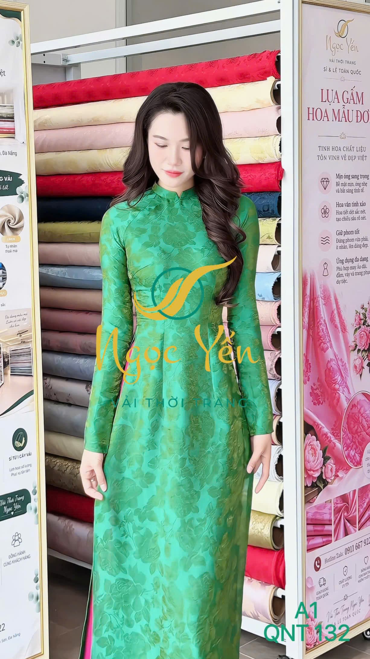 A1-Áo dài lụa cổ trụ, tay dài hoa xanh