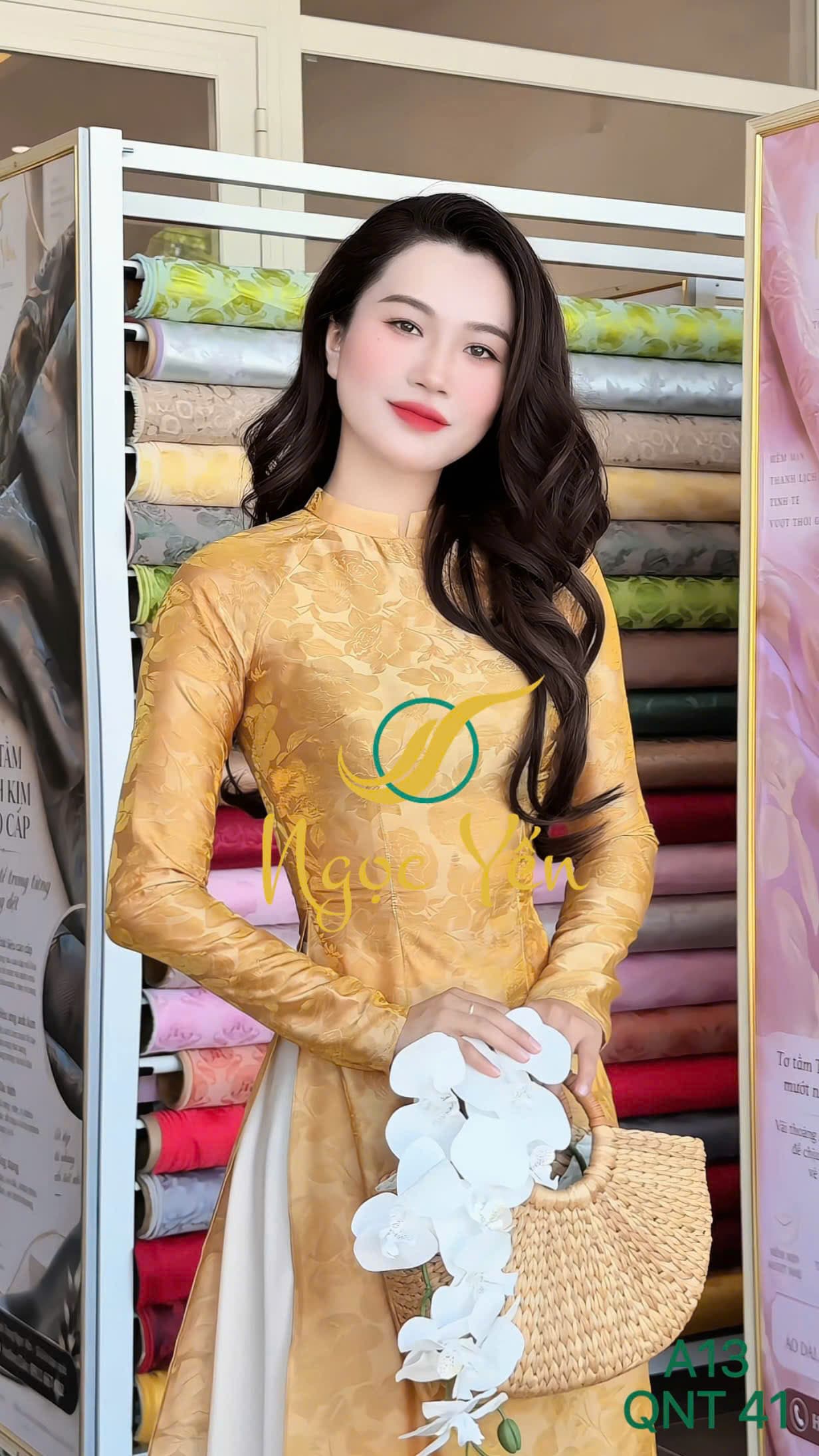 A13-Áo dài lụa cổ trụ thấp, tay dài in hoa vàng