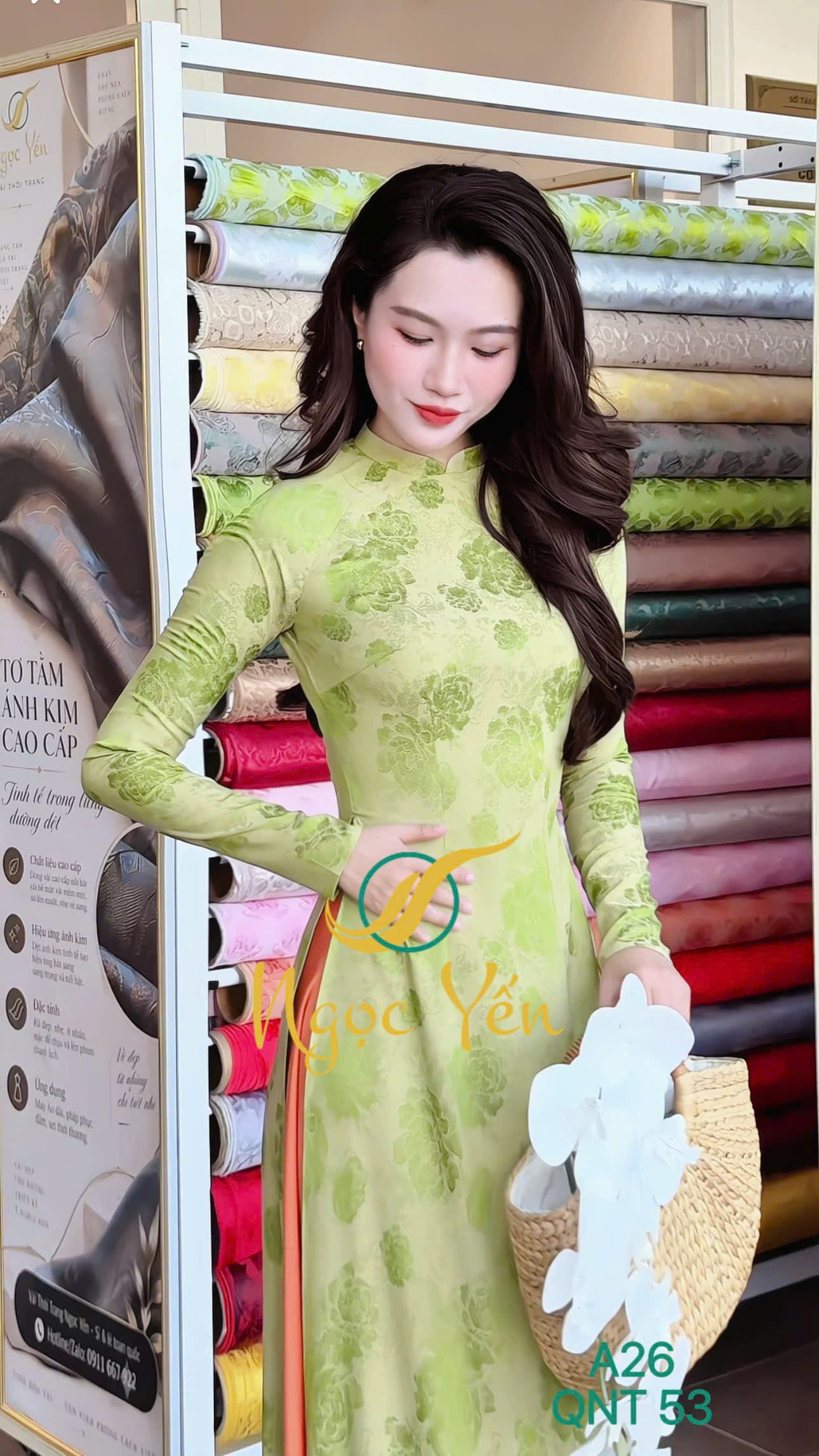 A26-Áo dài lụa cổ trụ, tay dài hoa xanh