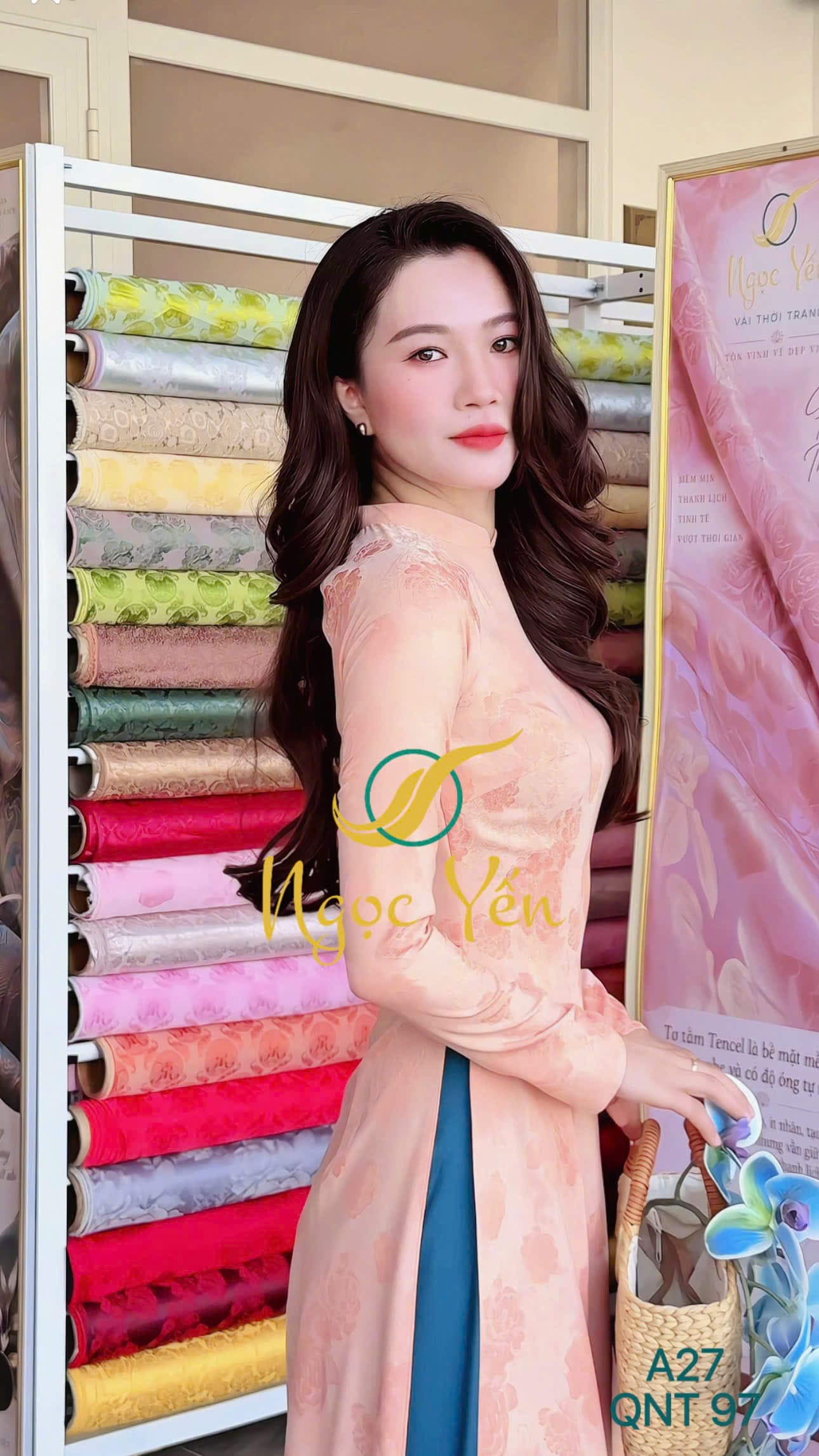 A27-Áo dài lụa cổ trụ, tay dài hoa cam sữa