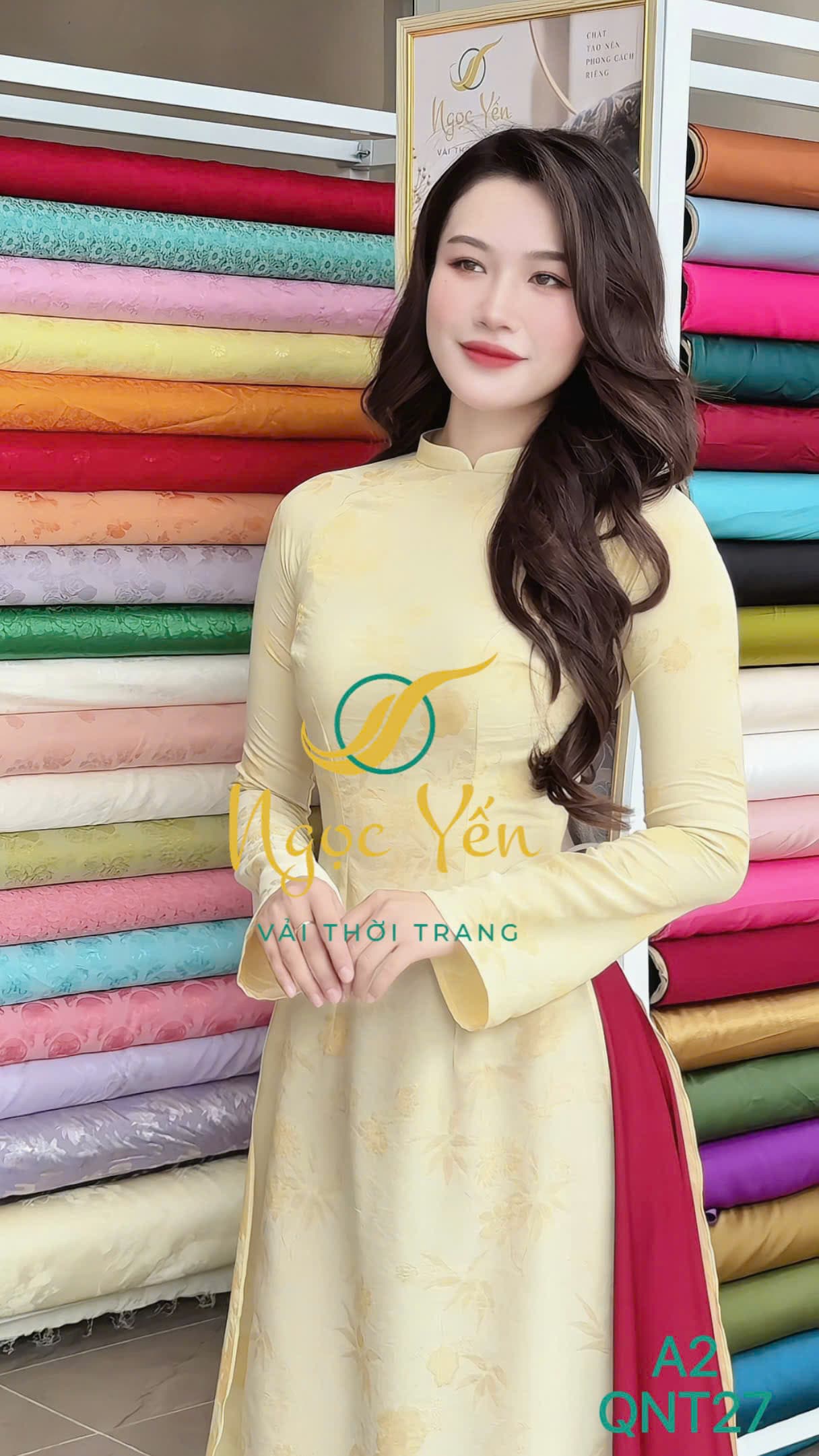 A2-Áo dài lụa cổ trụ, tay dài hoa vàng