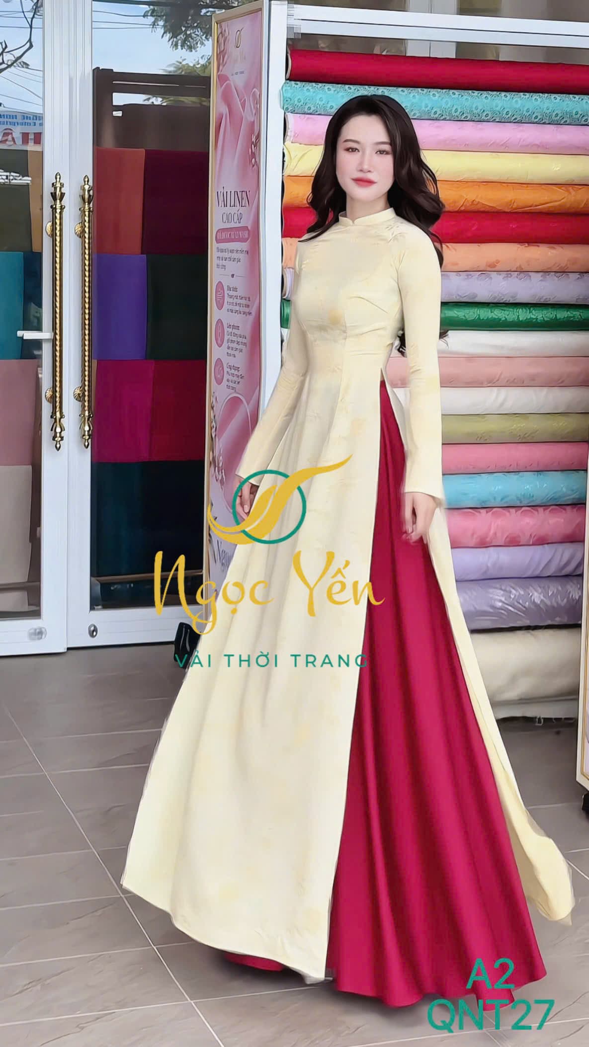A2-Áo dài lụa cổ trụ, tay dài hoa vàng