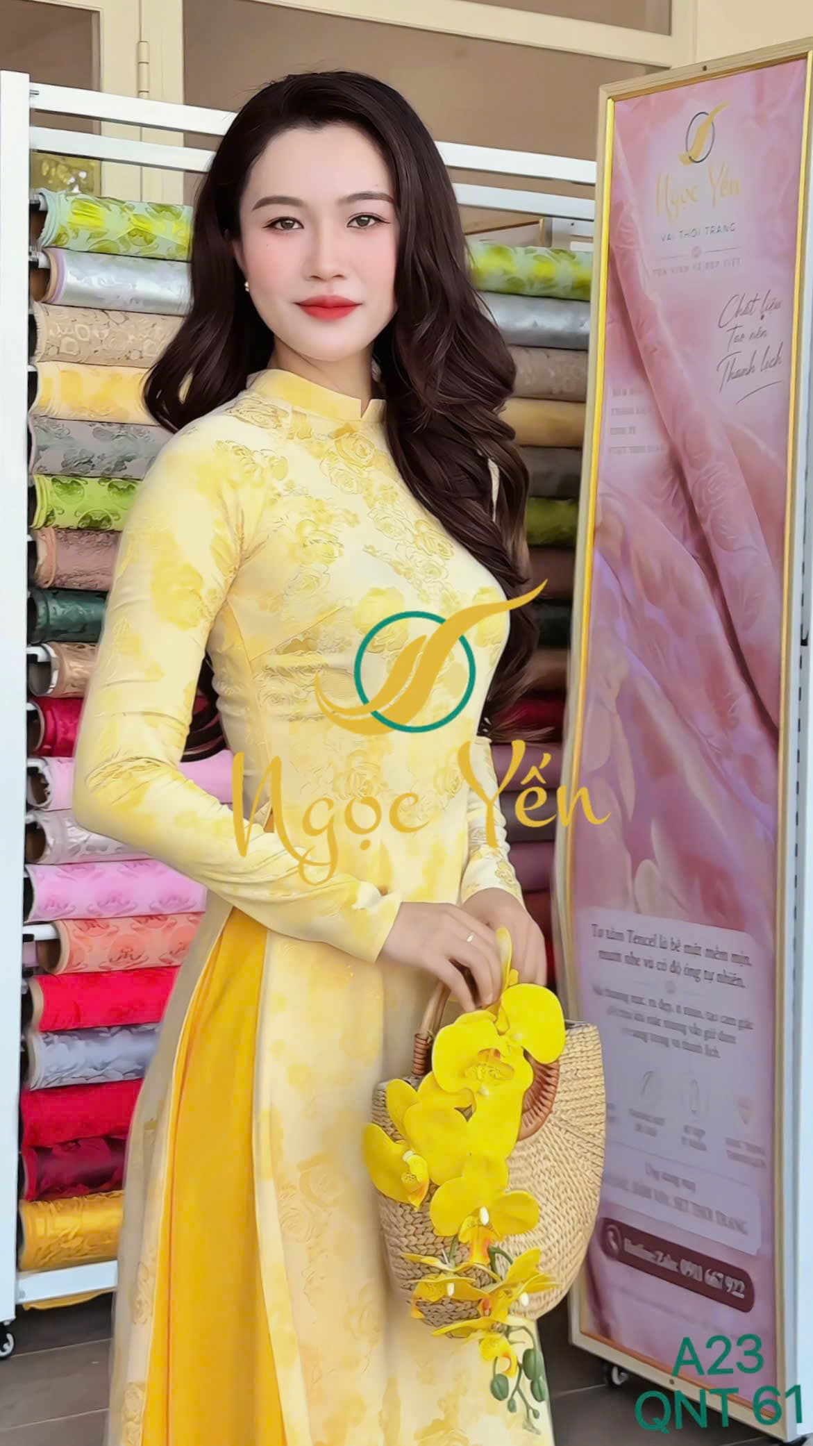 A23-Áo dài lụa cổ trụ, tay dài hoa vàng